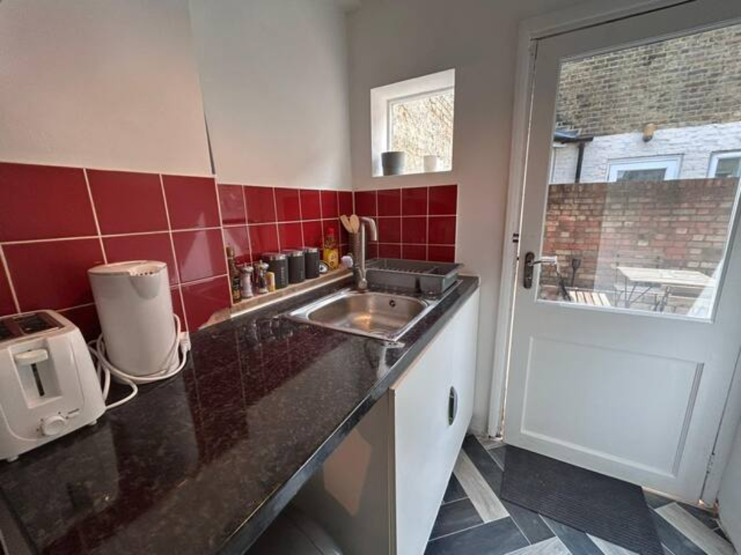 Nice Studio 3 Stops to Liverpool Street. photo 5
